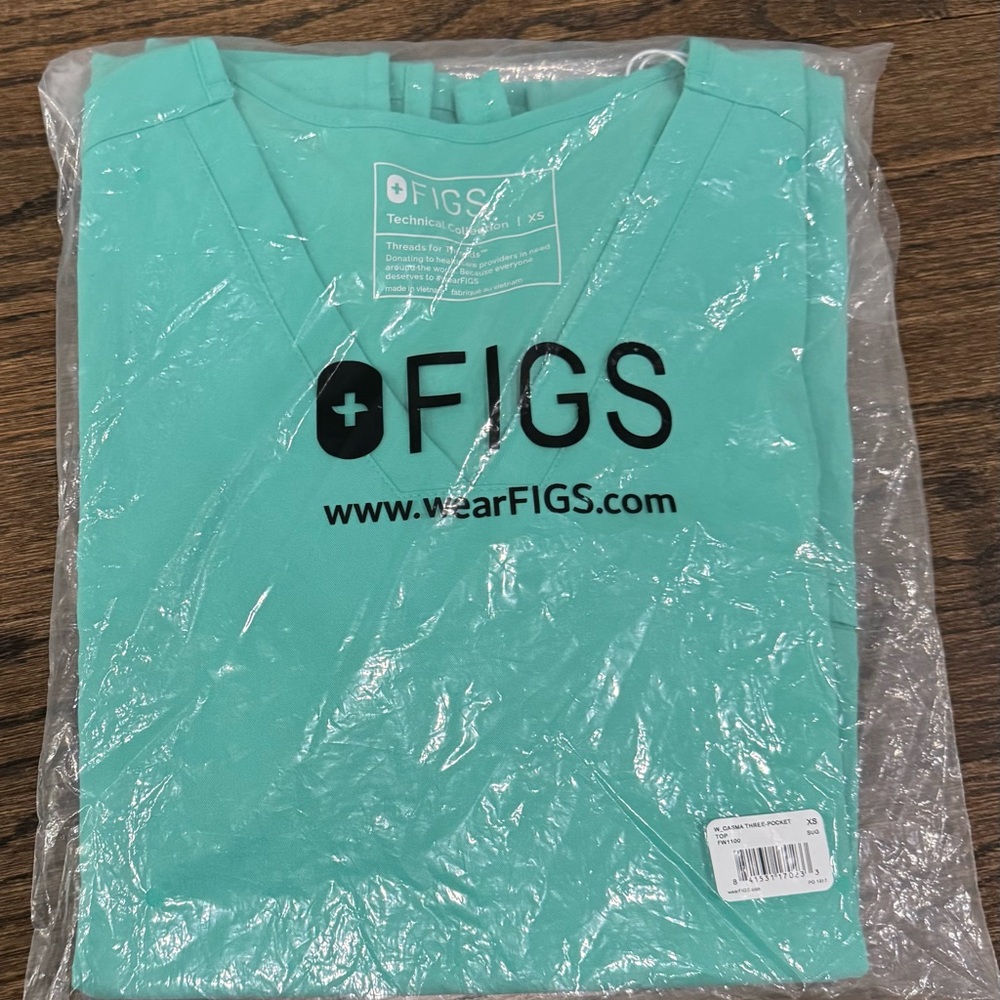 NWT- FIGS Casma Three Pocket Surgical Green Scrub Top- XS